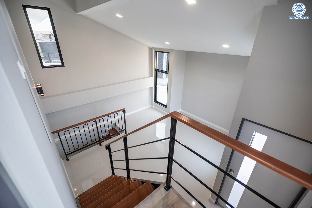 บ้านมือสองตกแต่งใหม่ ดีไซน์สวย โครงการ ลาดพร้าว130 ลาดพร้าว หลังใหญ่ถึง 154 ตร.ว. ฟังก์ชัน 4 ห้องนอน 5 ห้องน้ำ 1 ห้องแม่บ้าน จอดรถได้ 2 คัน พื้นที่ใช้สอยกว่า 589 ตร.ม. รองรับทุกกิจกรรม บนทำเลเชื่อมต่อหลายเส้นทาง อาทิ ถนนรัชดาภิเษก, ถนนเสรีไทย, ถนนรามคำแหง ใกล้จุดขึ้นทางด่วน "ฉลองรัช" ใกล้รถไฟฟ้าสายสีเหลือง "สถานีลาดพร้าว101" และรถไฟฟ้าสายสีส้ม "หัวหมาก"